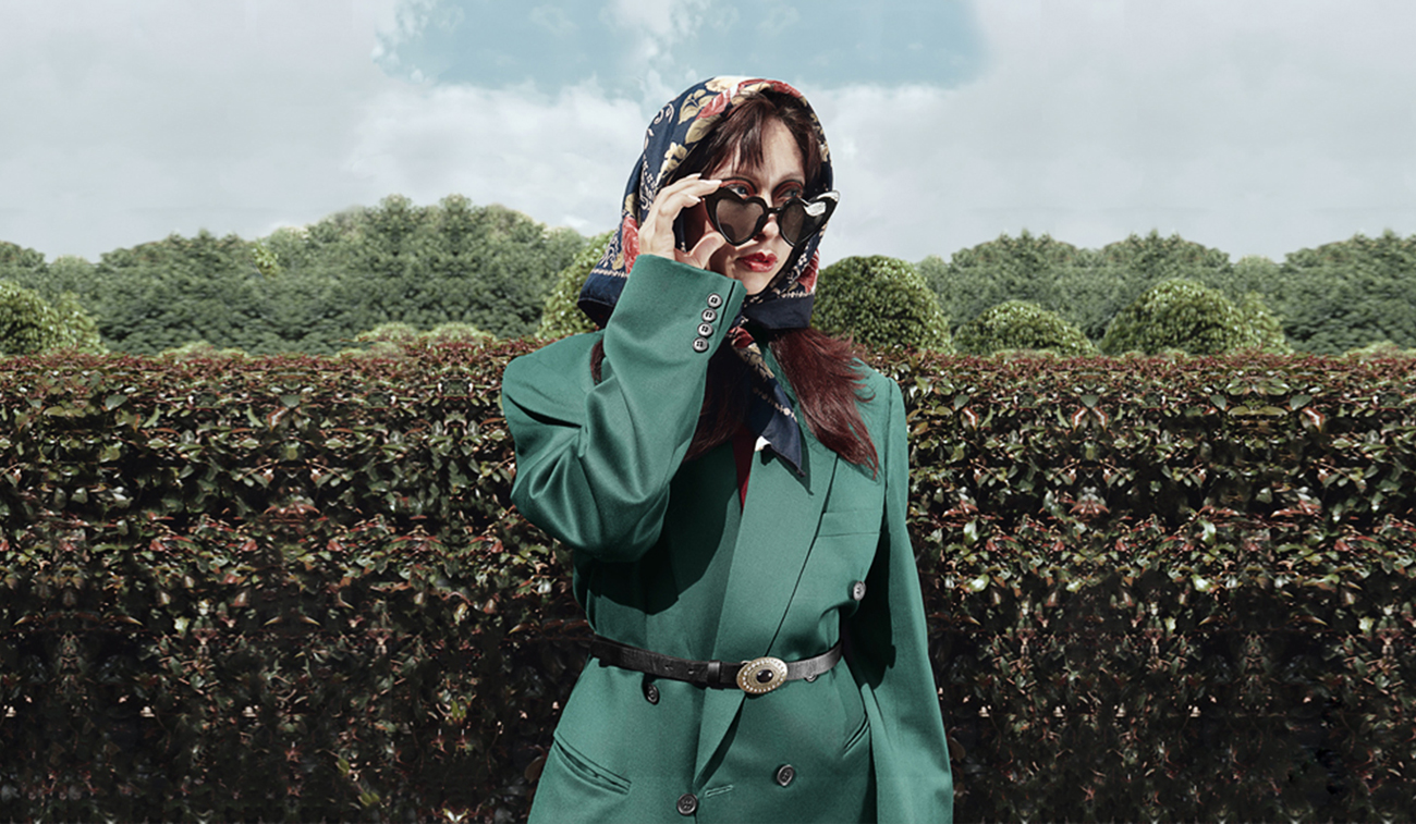 Fotografía editorial de una mujer con gafas de sol.