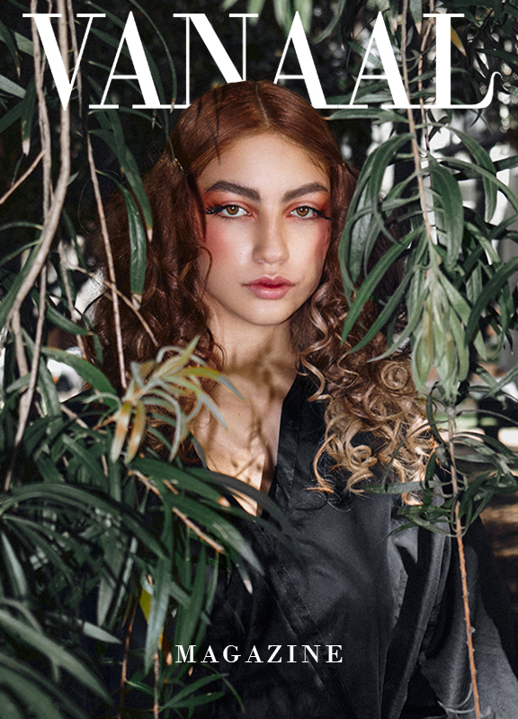 Portada editorial modelo con confo claro detrás de ella.