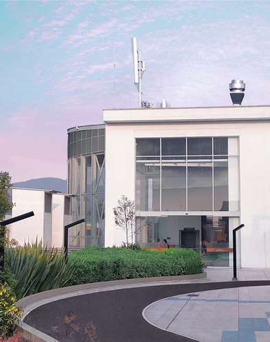 Fotorafía arquitectura techo de centro comercial con cielo color rosa.