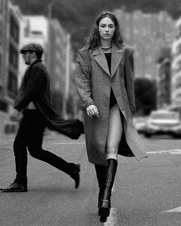 Fotografía retrato en blanco y negro de una modelo con la mano en el hombro.