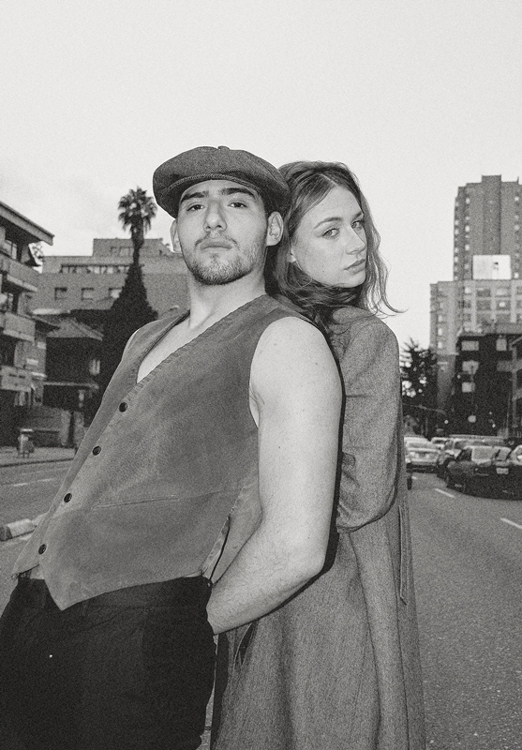 Fotografía editorial modelo caminando por un árbol caído.