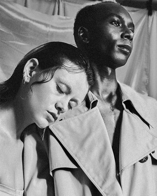 Fotografía de una mujer en un restaurante, bebiendo vino.