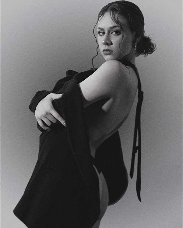 Fotografía editorial dos modelos dandose la espalda, en una avenida.