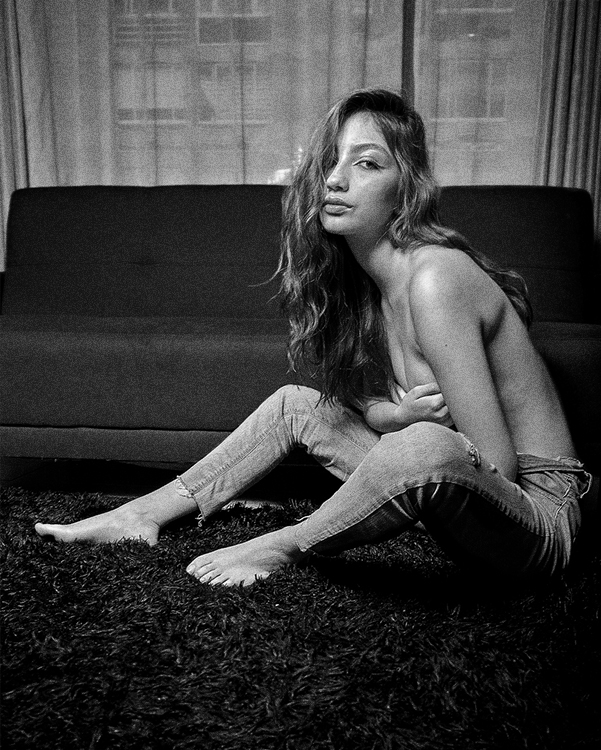 Fotografía de maquillaje beauty con fondo magenta.